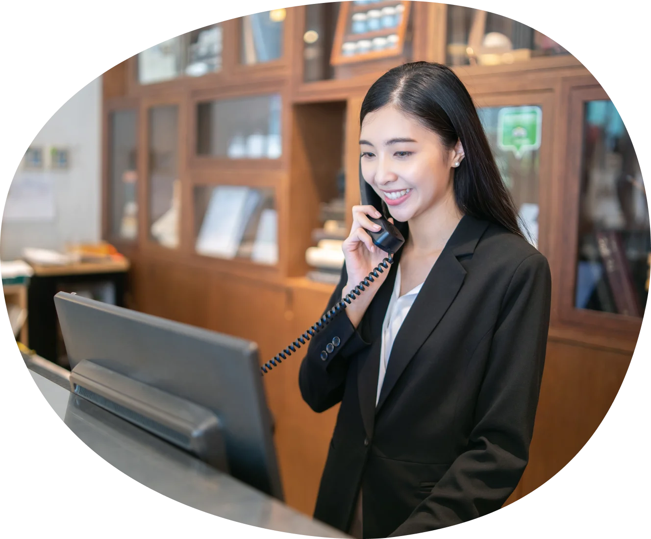 ホテルのフロントで働く女性